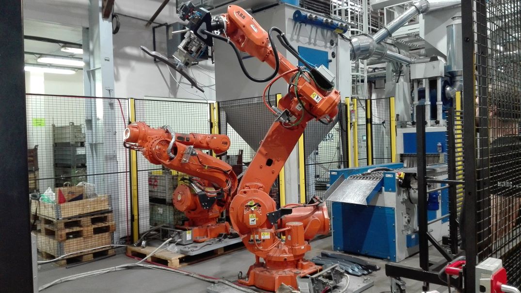 robot - manipulace s kovovými díly